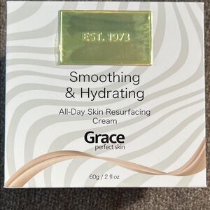 Grace Smoothing & Hydrating Cream - Gold Accent